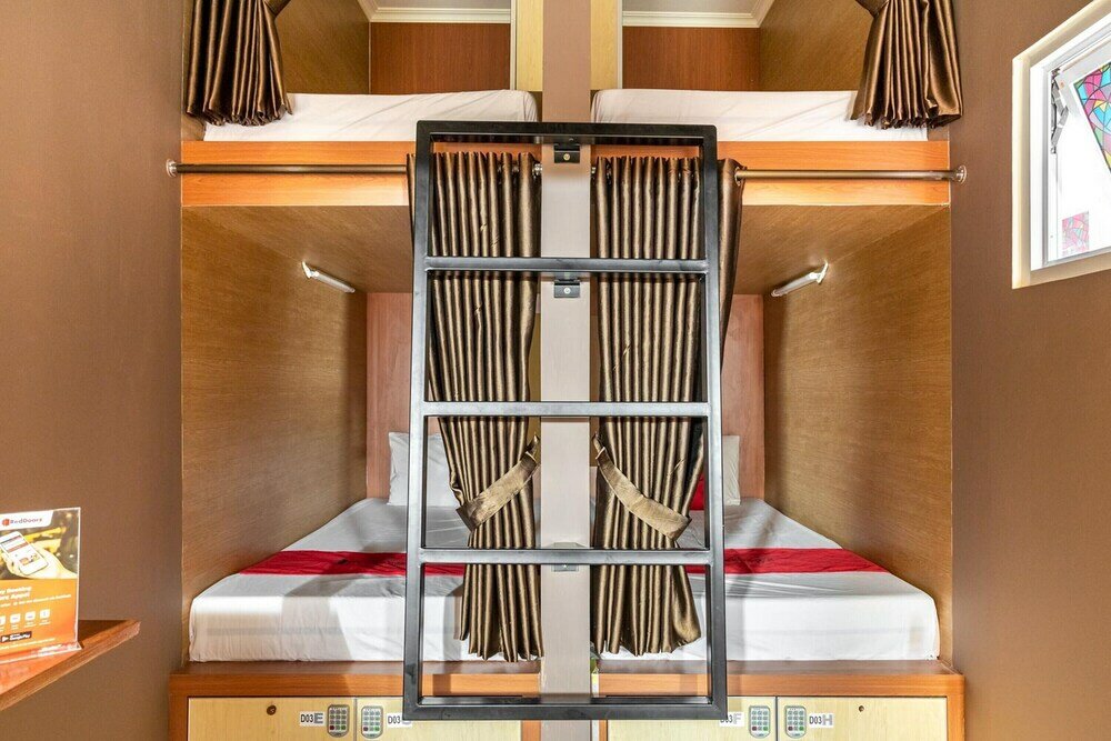 Фото RedDoorz Hostel near Ltc Glodok