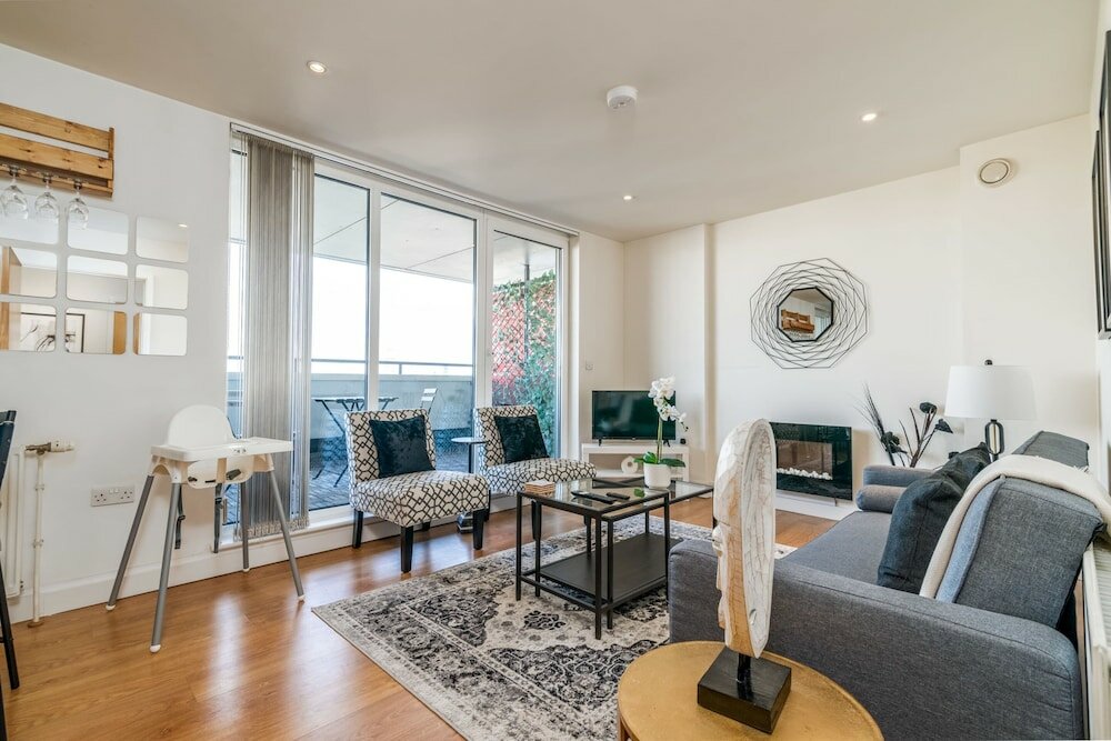 Фото Swanky Stratford Duplex Apartment