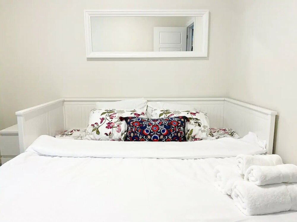 Фото Brand New Walk Out Bsmt Apt Near Beach