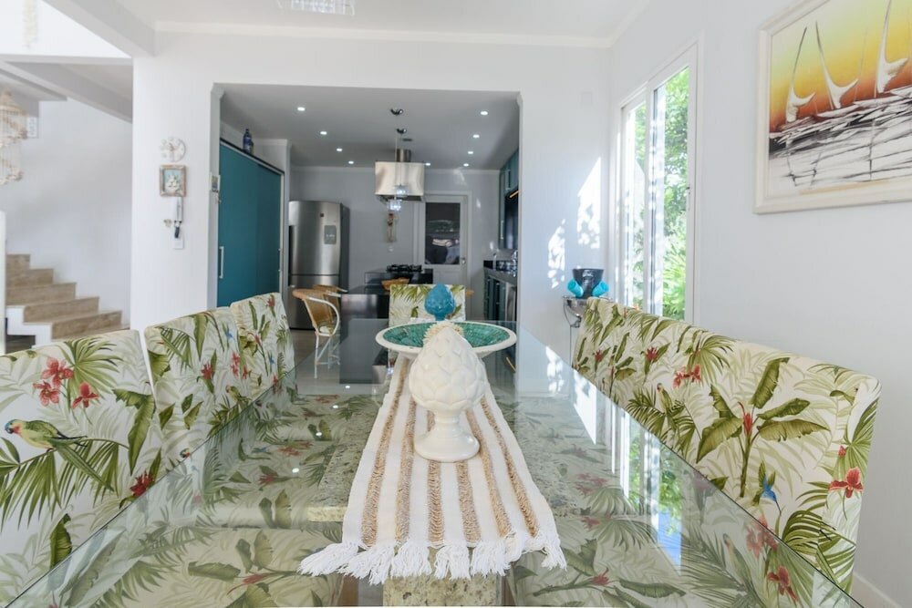 Фото Magnífica Mansão à 50m da praia de Barequeçaba para até 18 pessoas