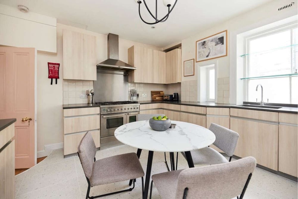 Фото The Hyde Park Mansion Place - Lovely 3bdr Flat