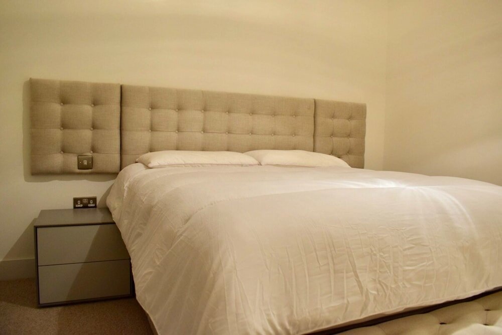 Фото Bright 2 Bedroom Flat in Park Royal