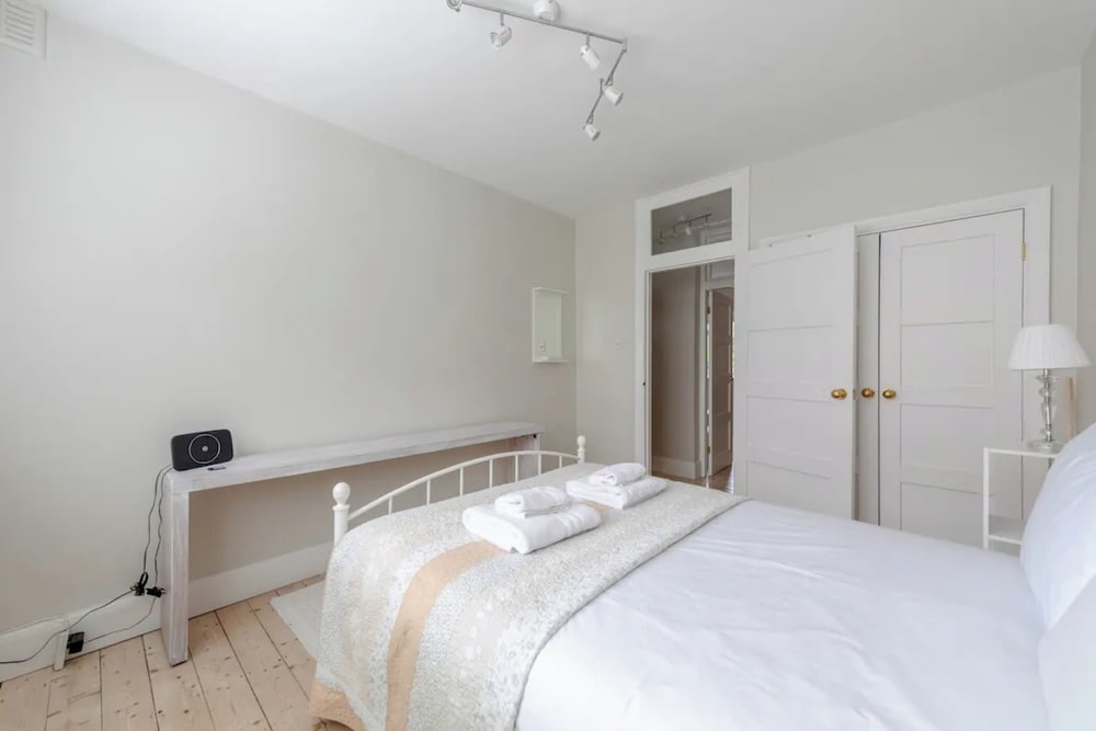 Фото Spacious 1bd Flat With Garden - Hampstead Heath