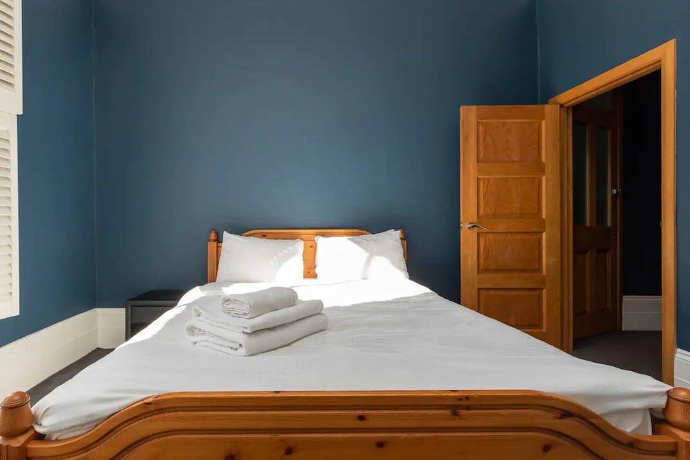 Фото Charming 2 Bedroom House in Angel