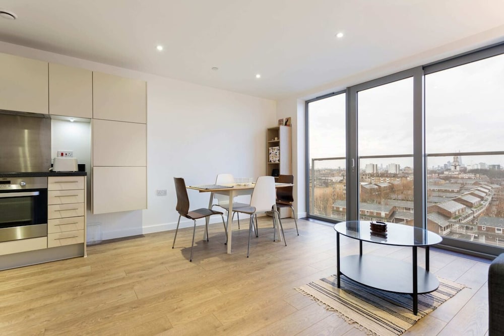 Фото Modern 1 Bedroom Apartment Near Canary Wharf With Balcony