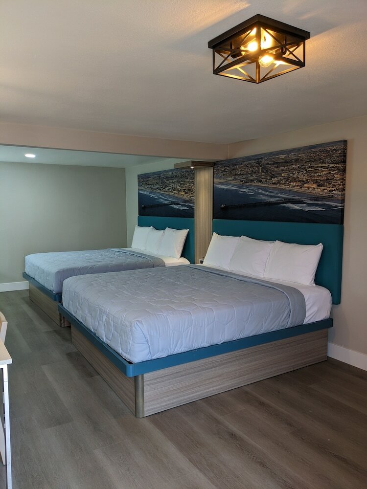 Фото Super 8 by Wyndham Oceanside Downtown