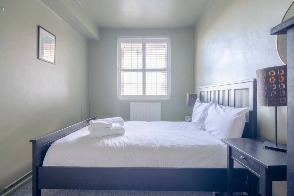 Фото Spacious 2 Bedroom Flat in Clapham With Balcony