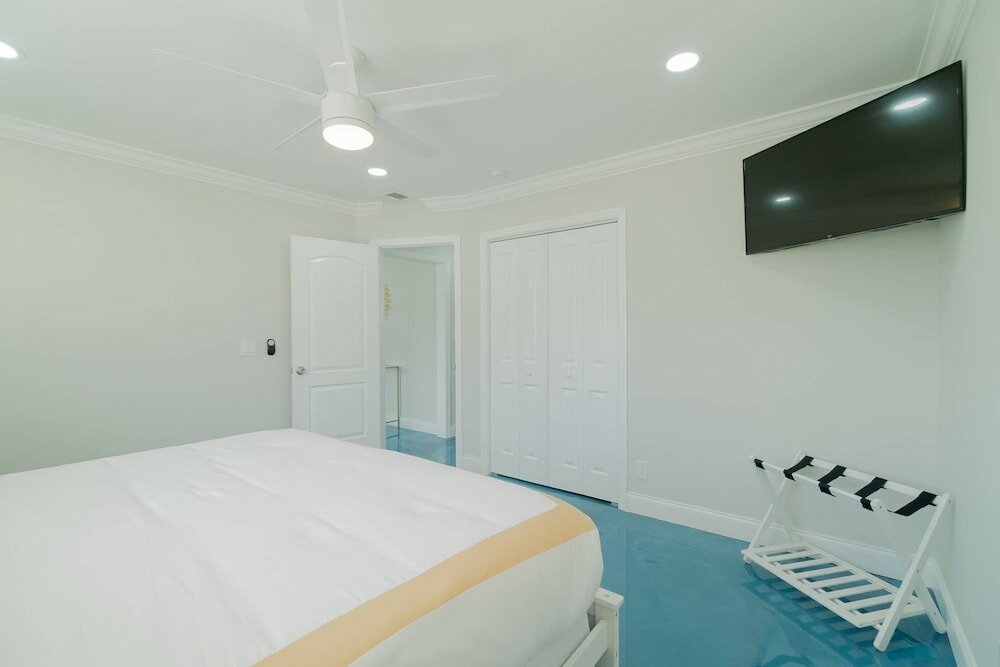 Фото Beachy Blues Apt A, Downtown, Shops, Cafes & Beach, Dog Friendly