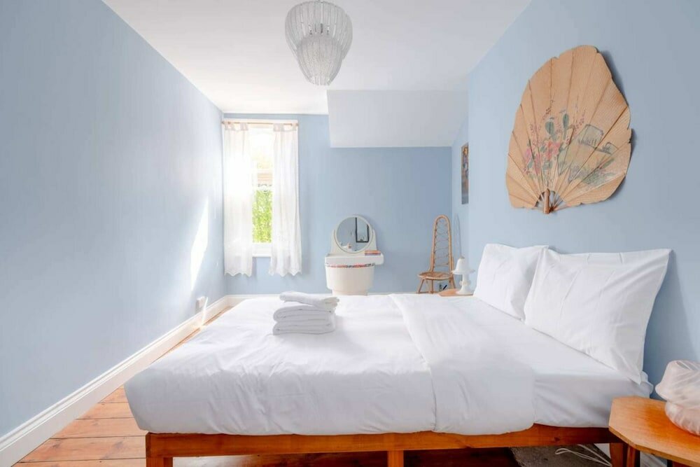 Фото Unique Vintage-style 3bd Flat - Dalston