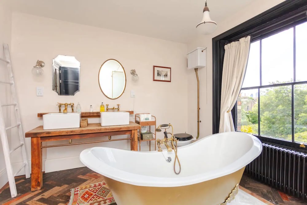 Фото Stunning 2 Bedroom House in Peaceful London Fields