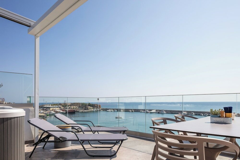 Фото Skipper Beachfront Suites