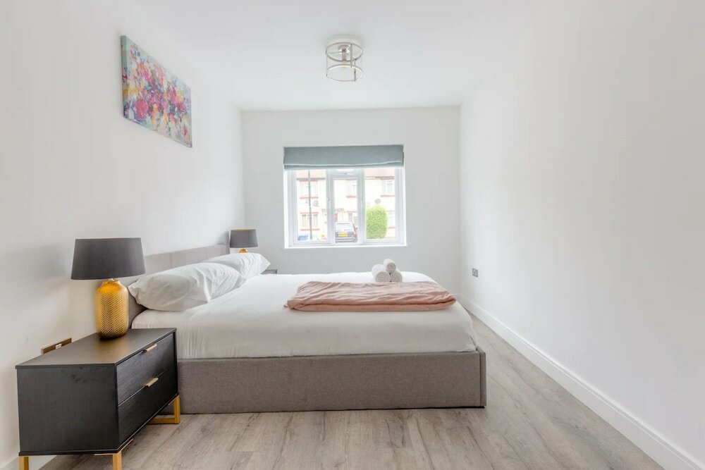 Фото Contemporary 2 Bedroom in West London