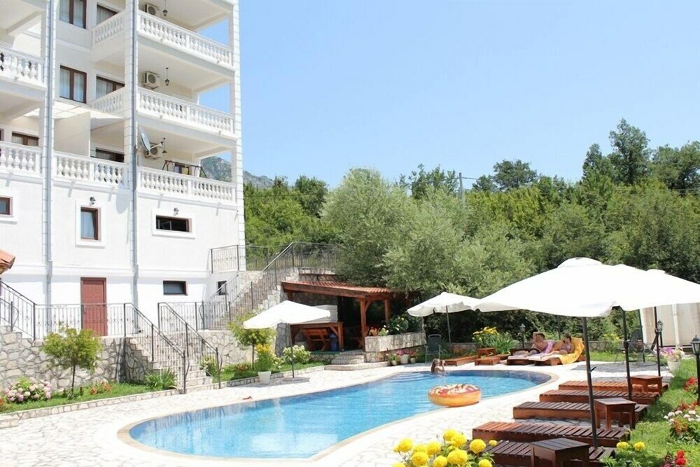 Фото Villa Oasis with swimming pool