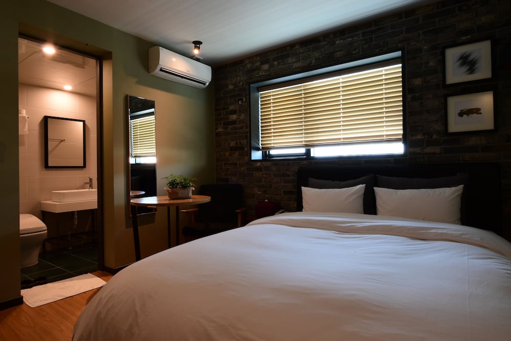 Фото Brown Dot Daeyeon