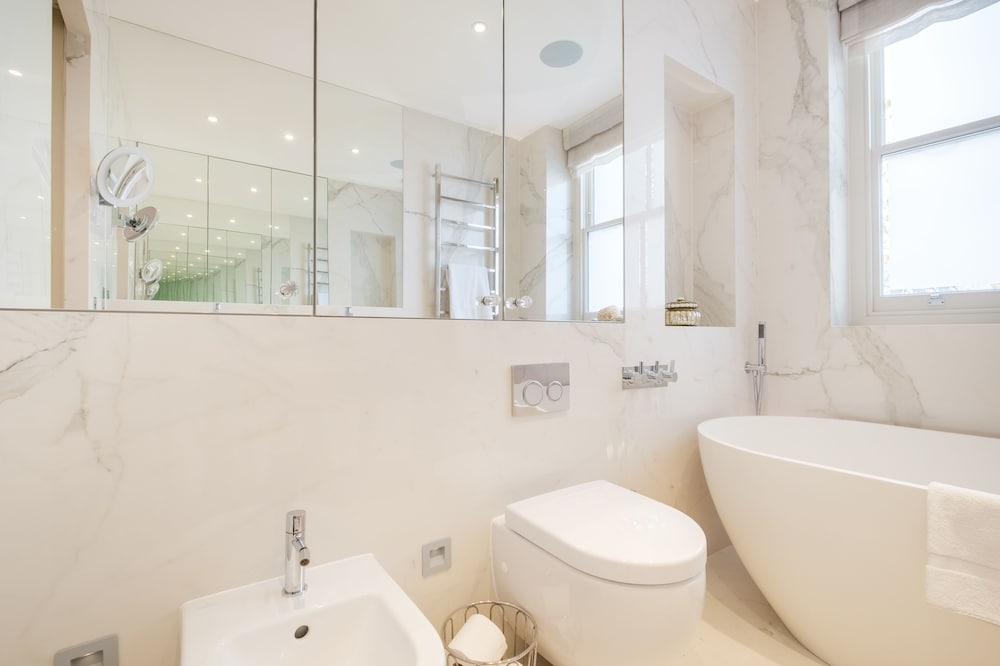 Фото Luxury Home with 3 Bed 2 Bath in London