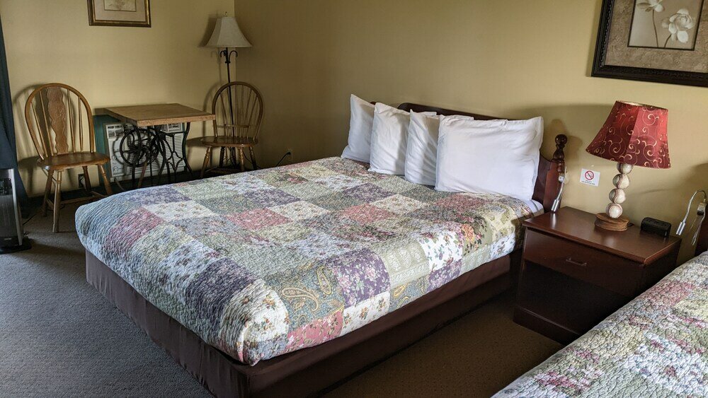 Фото The Meadowlark Inn