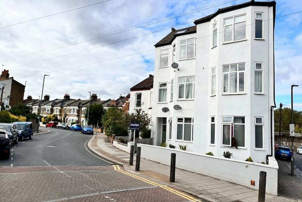 Фото The Wandsworth Gem - Astonishing 3bdr Flat