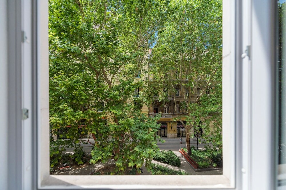 Фото Music Academy Bedroom Suite Café Vian Apartman Kft