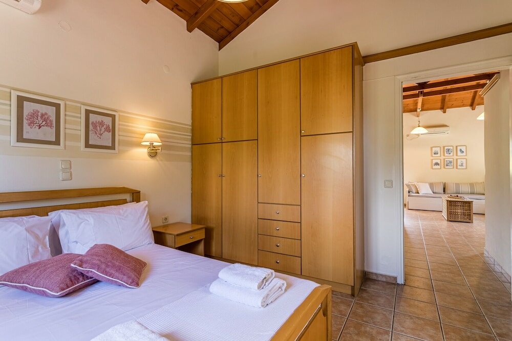 Фото Lithos Stoupa Villas