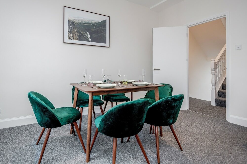 Фото Stunning 2 Bedroom Duplex Apt in Center of Camden