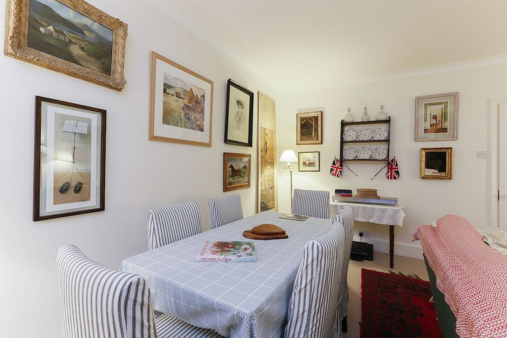 Фото Altido Attractive Chelsea Apartment Sleeps 4