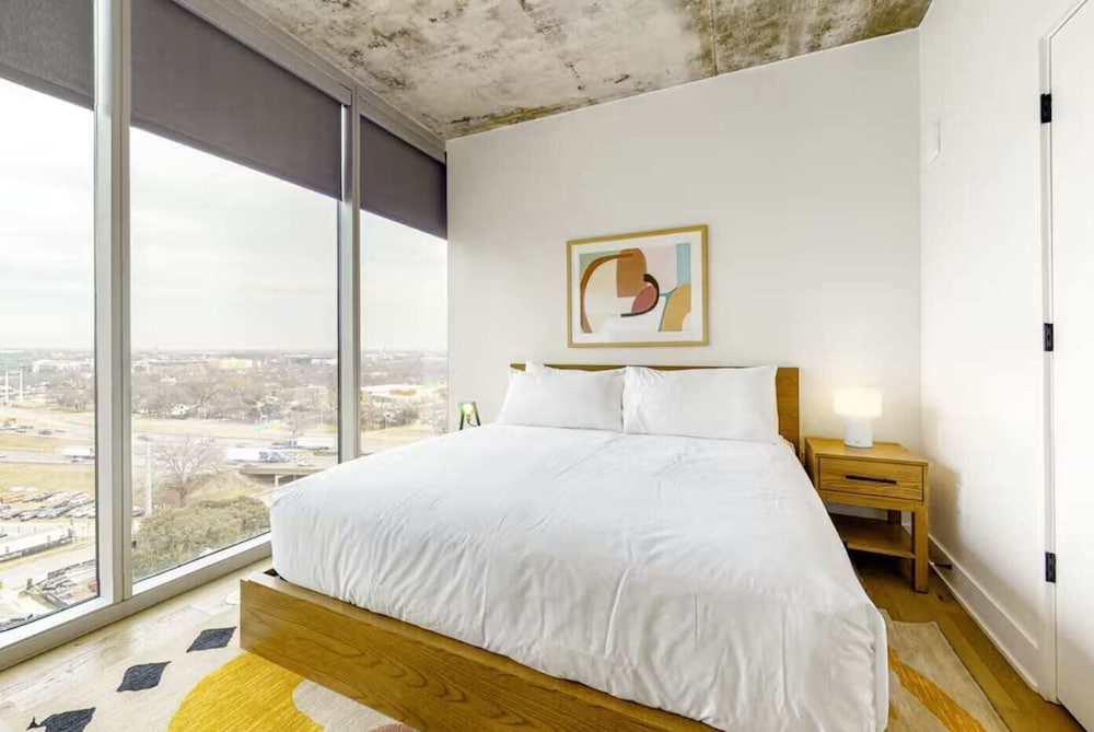 Фото Luxe High Rise off of Rainey St