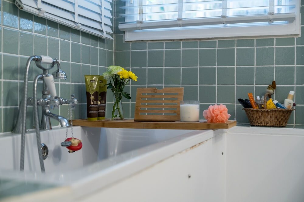 Фото Altido Colorful Apt W/Garden, In Shepherds Bush