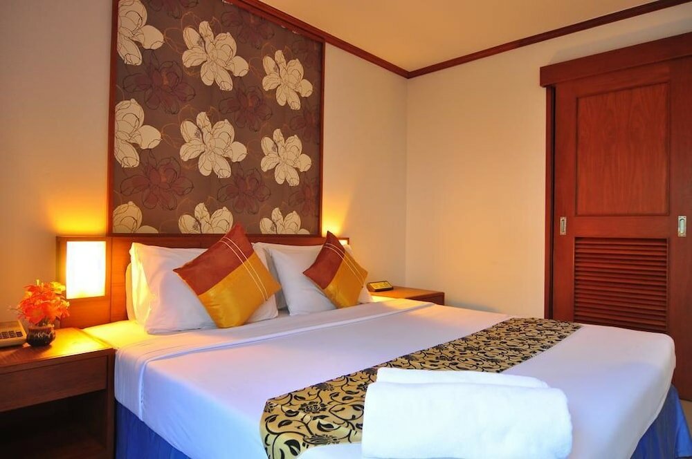 Фото Rattana Karon Beach Hotel