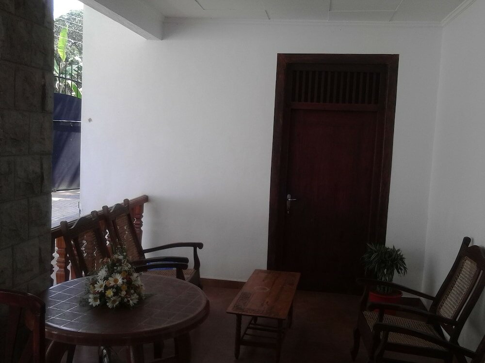 Фото Bandhusena House and Apartments