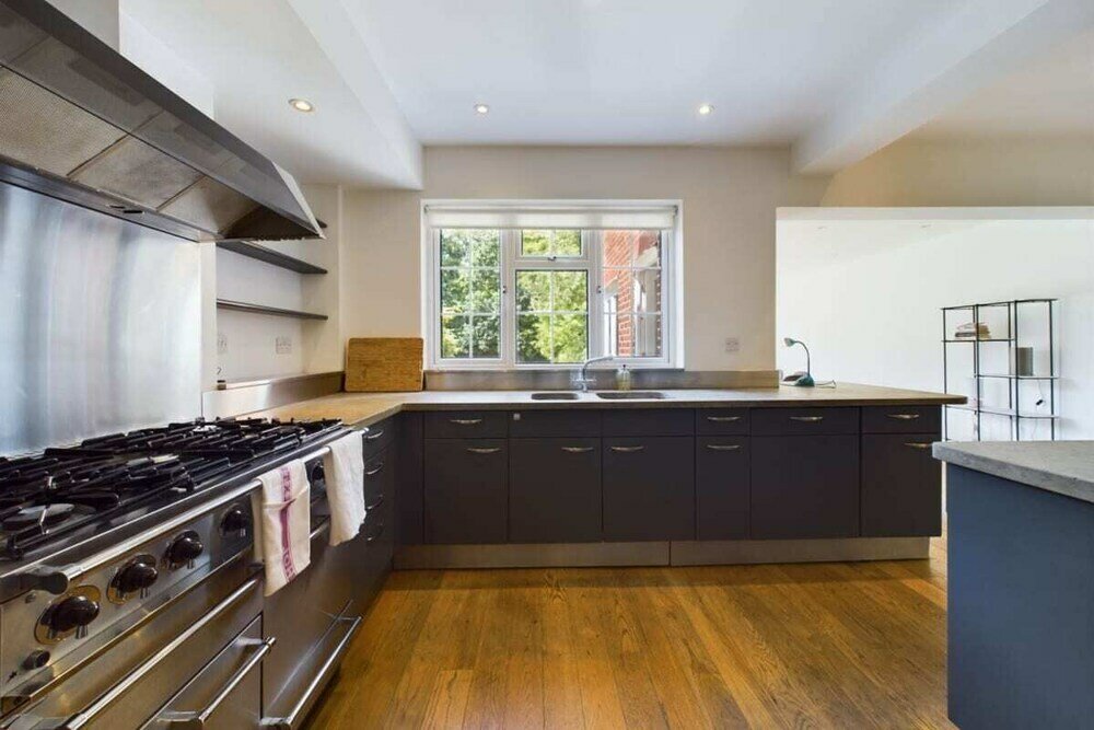 Фото The Richmond Park Hideaway - Cozy 5bdr House With Garden + Rooftop Terrace