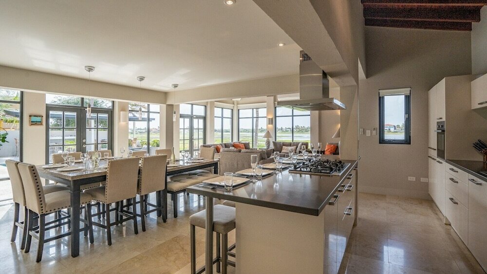 Фото Stunning Villa With Infinity Pool & Outdoor Kitchen! Across From Marriott!