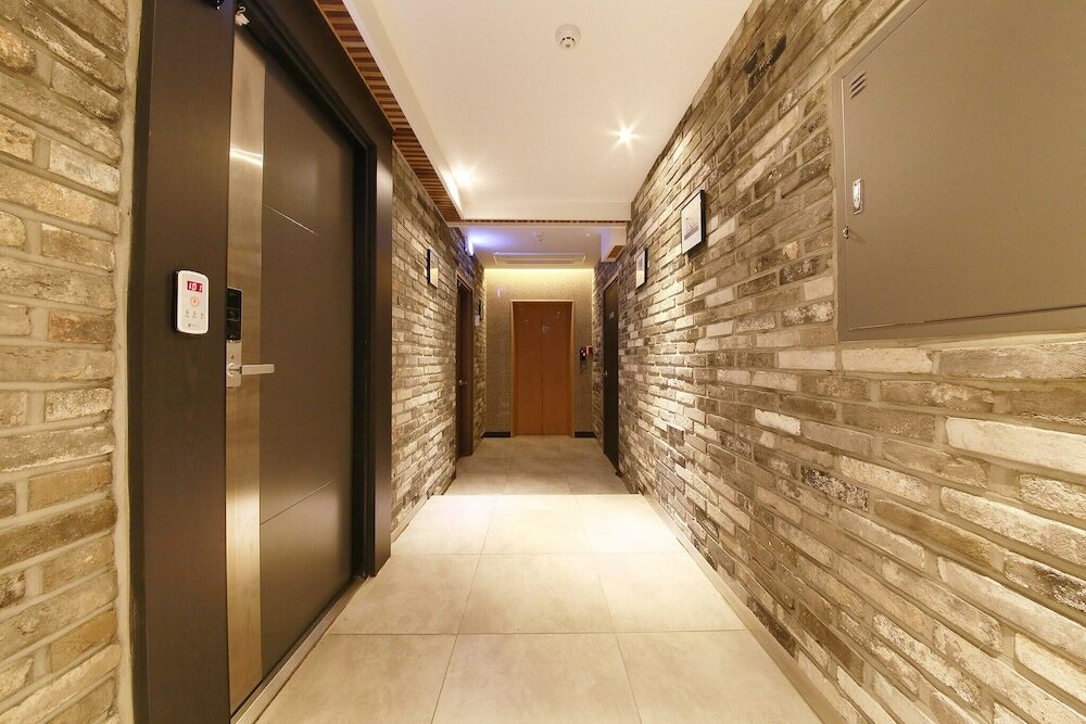 Фото Suwon City Hall Stn Soseol Smith Hotel