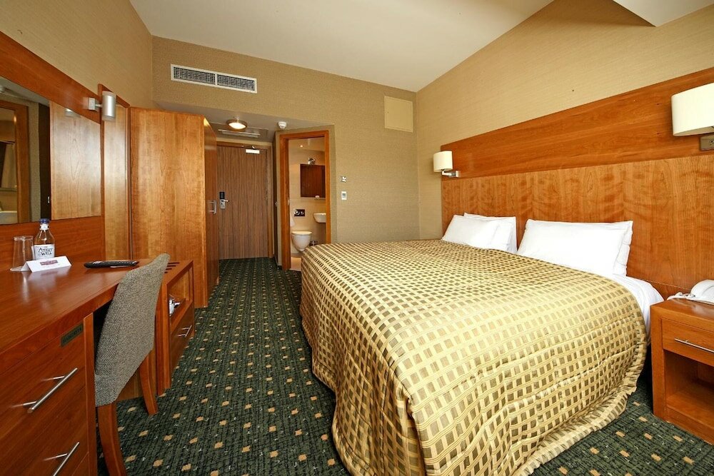 Фото The Royal Toby Hotel