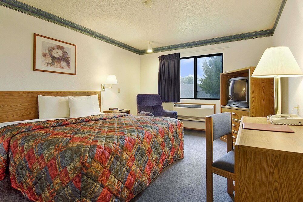 Фото Super 8 by Wyndham Omaha/West Dodge