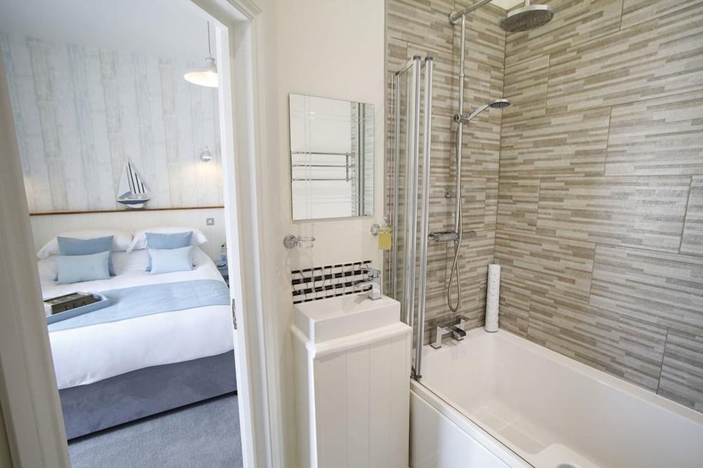 Фото The Estuary Bar and Rooms