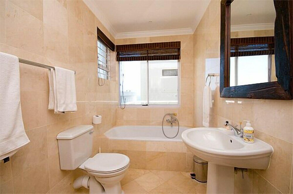 Фото Bantry Beach Luxury Suites