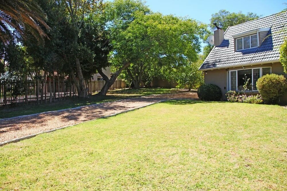 Фото Cozy Quirky Cottage