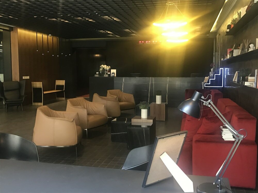 Фото 1866 Court & Suites