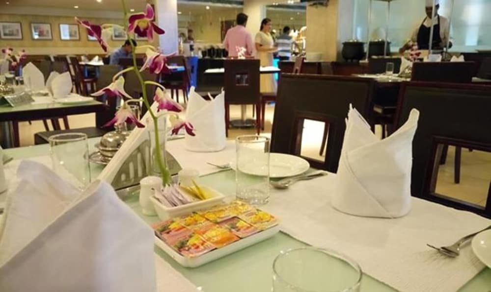 Фото Fabhotel Prime Hampshire Plaza