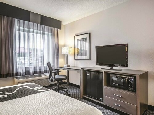 Гостиница La Quinta Inn & Suites by Wyndham Hartford - Bradley Airport