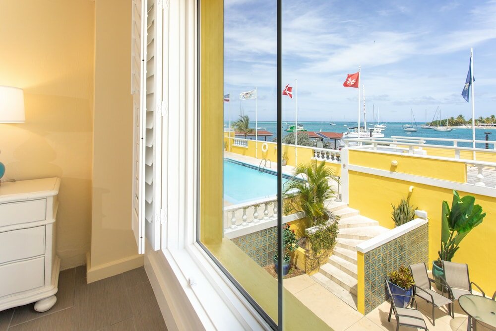 Фото Caravelle Hotel & Casino