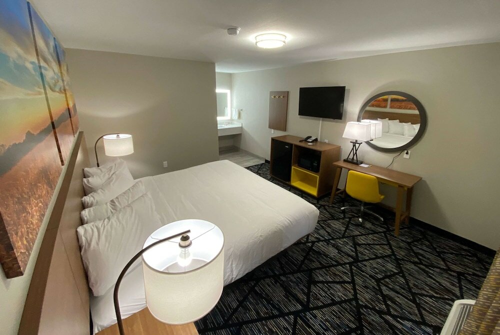 Фото Days Inn by Wyndham Lake Charles