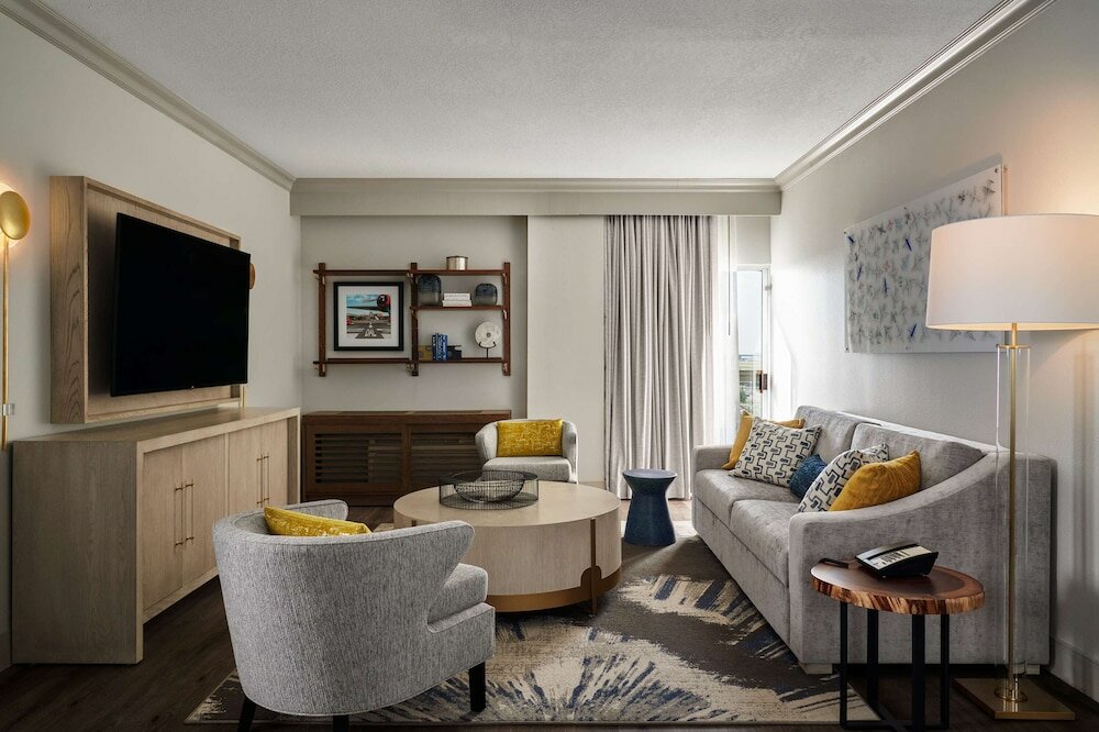 Фото DoubleTree by Hilton Hotel Dallas – Love Field