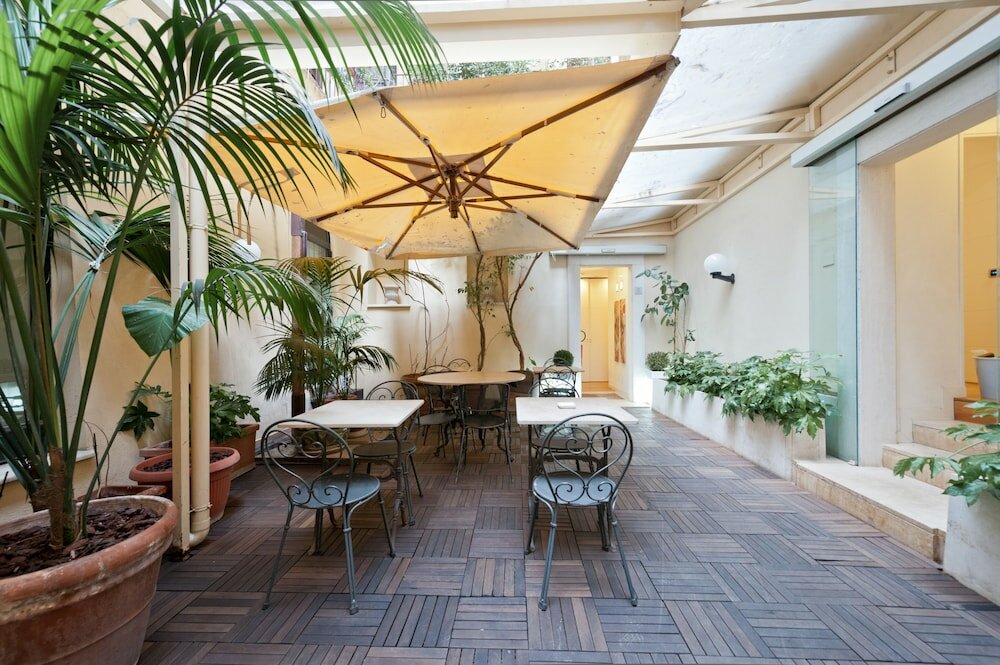 Фото Hotel White