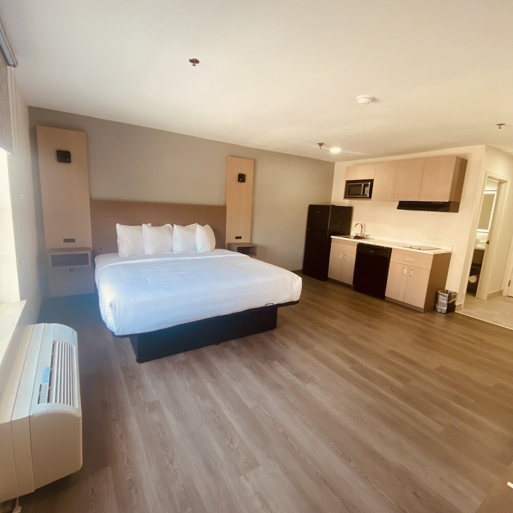 Фото HomeTowne Studios & Suites by Red Roof Columbia