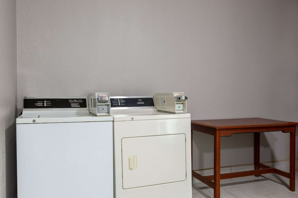 Фото Super 8 by Wyndham Ottawa