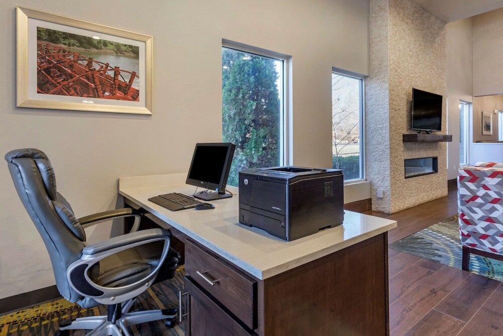 Фото Comfort Suites Airport