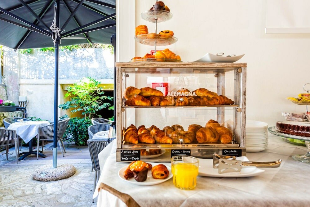 Фото Hotel Petit Palais