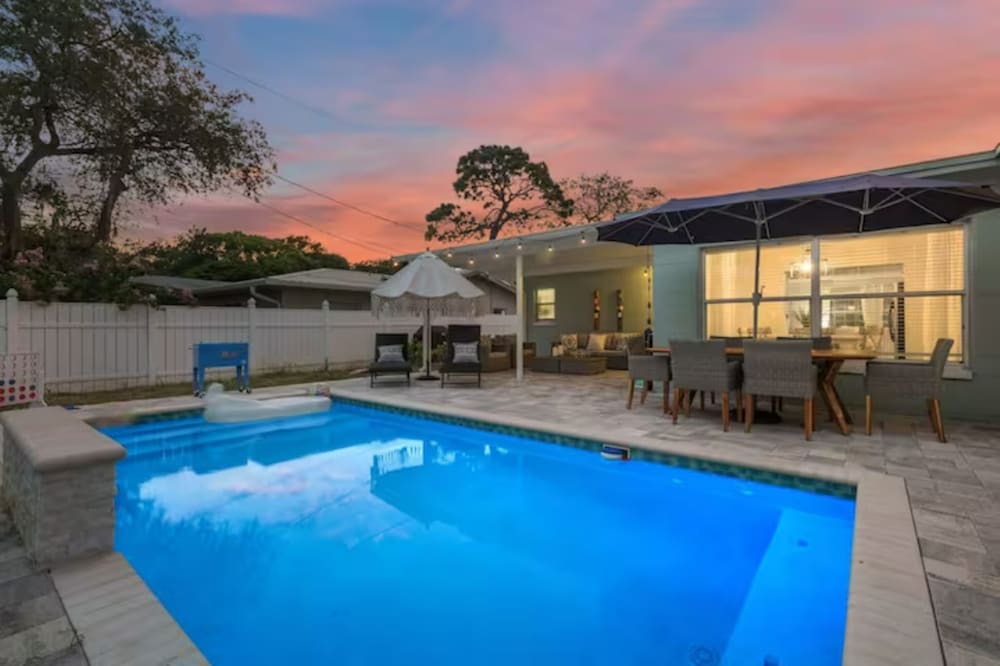 Фото 12th Ct Charming Oasis With New Pool