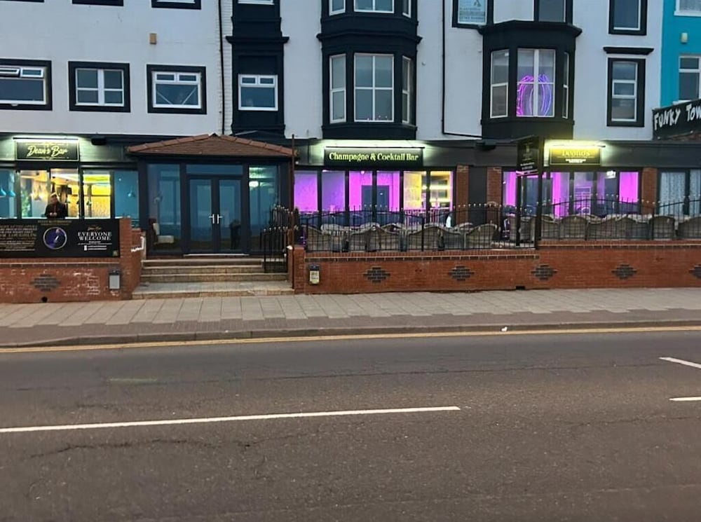 Фото Woodhouse Hotel